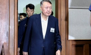 尹锡悦8个半小时，一个字都不交代！他心里很清楚，一旦开口后果比戒严罪更严重