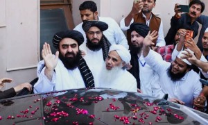 刚签停火就开火，塔利班敢死队冲锋，美苏武器全被炸，巴铁反击了