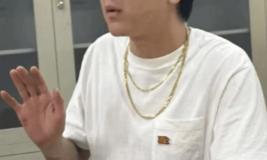 马思纯男友张曼乐现身医院急诊就医 疑似被人用酒瓶砸伤