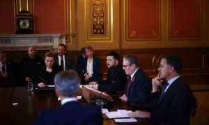 泽连斯基做梦没料到，美国立场360度逆转，莫斯科宣布好消息