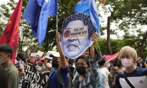 叫不动美国就喊加澳，补给送不进仁爱礁，菲军要把火撒在黄岩岛？