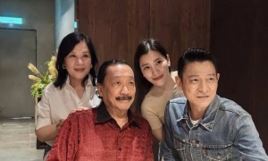 刘德华到马来西亚，陪朱丽倩回娘家，和表妹吃西餐，看起来好高雅