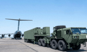 中日军方隔空对阵，日本电磁炮上场，解放军落弹区扩大，美军看清形式赶紧溜了