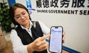 人民日报评论：公务员用人工智能写材料，该不该打板子？