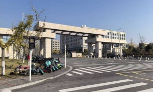 影子调查｜“博导”郭伟的双面人生：江西小镇高中毕业，村里不确定其是否上过大学