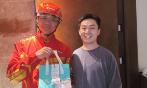 刘强东亲自送外卖？京东回应：属实