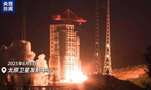西安城墙上空现不明飞行物有长拖尾？官方回应