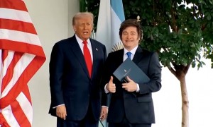 当着米莱的面,特朗普警告:要是你输掉选举,马上切断对阿根廷援助