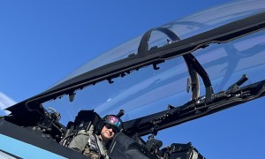 美媒:美防长坐在战机后座参加飞行表演,宣传“壮志凌云时刻”,被批浪费资源