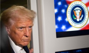 美国总统特朗普启程访问亚洲三国