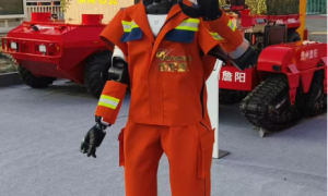 逛了逛今年的消防展,我们看到机器狗穿废墟,无人机成“天兵”