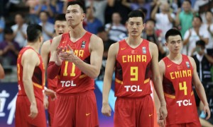 尘埃落定,易建联全家退籍,拒当篮协主席,进军高尔夫,取经姚明